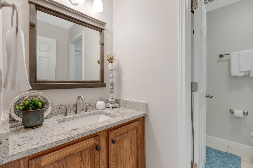 Hall Bath with new Granite and Fi\xtures - 1101 Downs Blvd