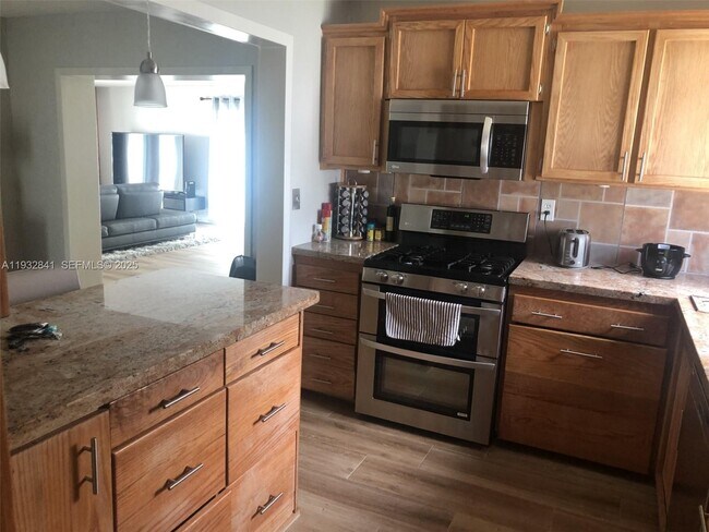 Building Photo - 15660 SW 100th Ave