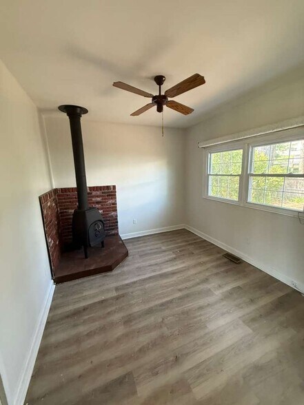 Building Photo - 648 Longview Dr
