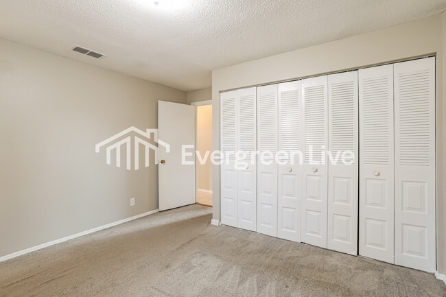 Building Photo - 7807 Knoll Dr N