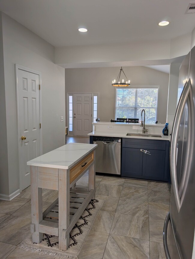 Building Photo - 4717 Farm Lake Dr