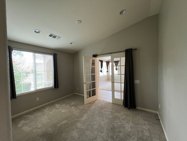 Building Photo - 4 bedrooms, an office and single-story home with a pool!!