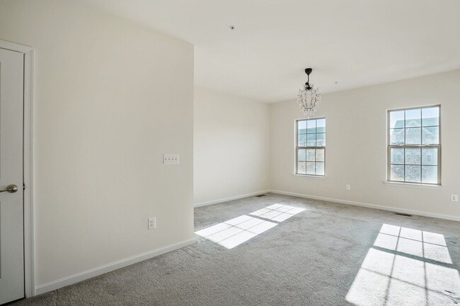 Building Photo - Stunning 2-Level Townhouse Condo in Sought...