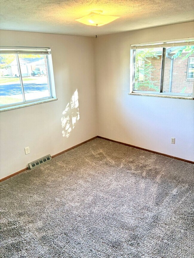 Building Photo - 3 Bedroom, 1 Bath Home with 1 car attached...