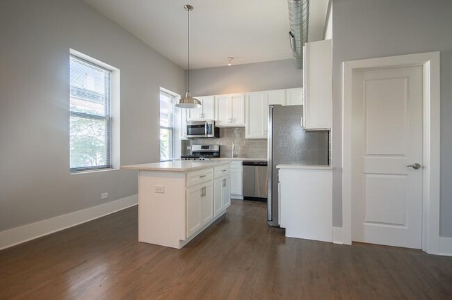 Building Photo - 3 bedroom in Chicago IL 60608
