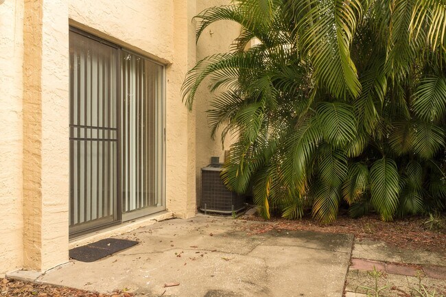 Building Photo - Summer Lakes-N Tamiami Trail