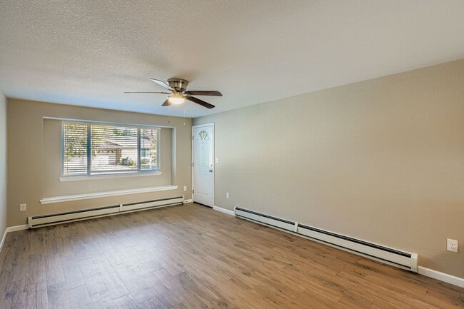 Building Photo - 4 Bed 2.5 Bath Duplex with Private Fenced ...