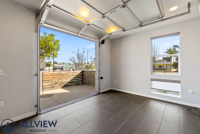 Building Photo - Beautiful three story live/work townhome i...