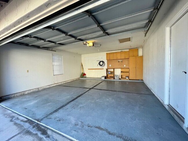 Building Photo - COMING SOON! ADORABLE 3 BEDROOMS/ 2BATHS SINGLE LEVEL HOME!!