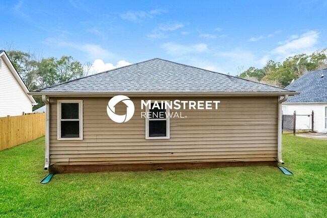 Building Photo - 3 Bedroom Pet-Friendly Home in Stockbridge, GA with Main Street Renewal