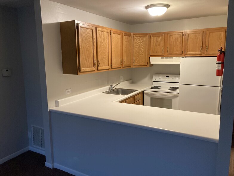 Building Photo - 5800 Oakwood Dr