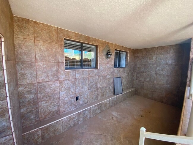 Building Photo - UTILITIES INCLUDED 2 bed 3 bath apartment in Hildale