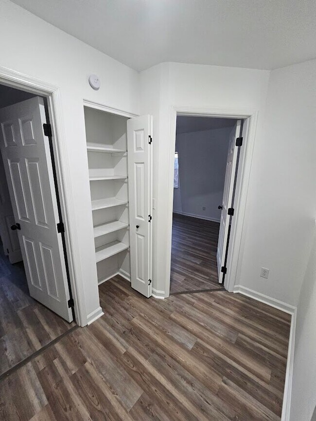 Building Photo - 71 Westgate Cir