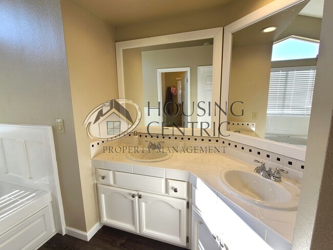 Building Photo - Executive Folsom Rental EXCELLENT Location and a POOL!