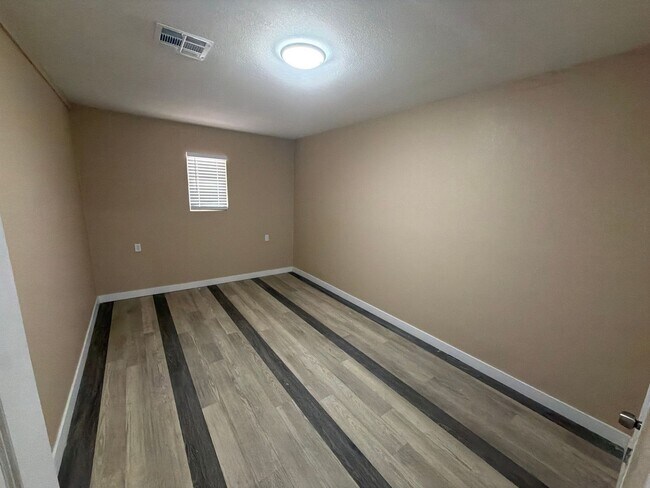 Building Photo - 5810 W Earll Dr