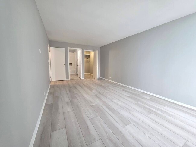 Building Photo - 6033 N Sheridan Rd