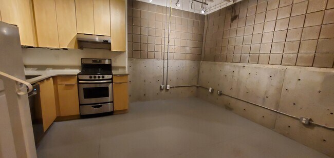 Building Photo - 360 W Broadway