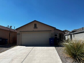Building Photo - Beautiful 3 bedroom 2 bathroom home.