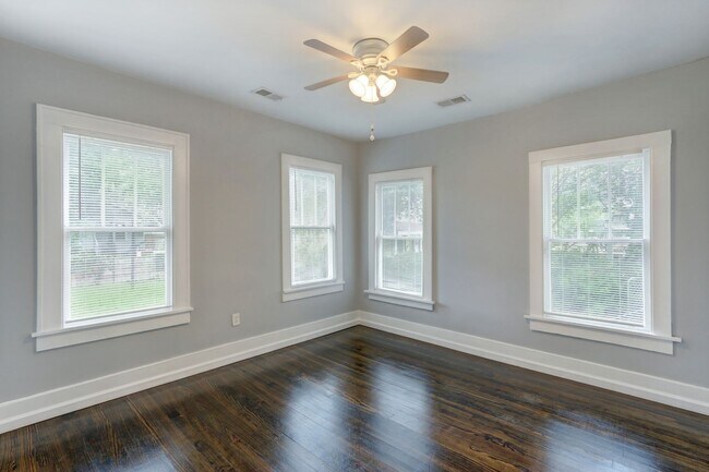 Building Photo - Large 3BR/2BA Downtown Home Walking Distan...