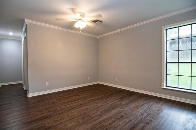 Building Photo - 2410 Valley Dr
