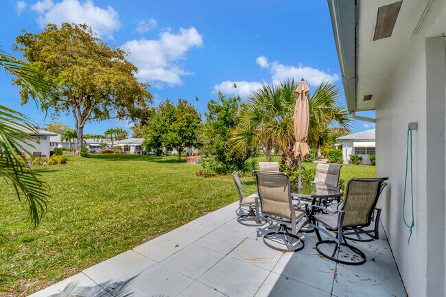 Building Photo - 1182 S Drive Cir