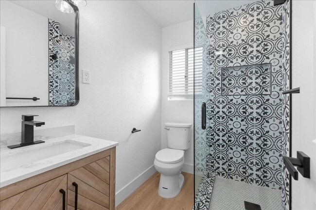 Building Photo - 4 bed main house!