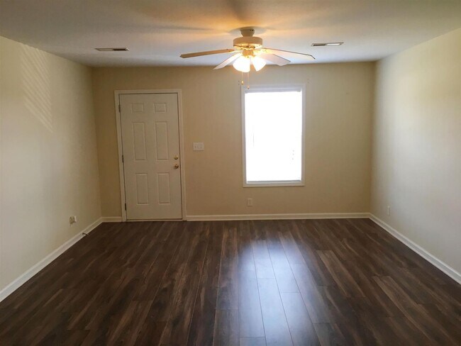 Building Photo - 512 Luxury Dr