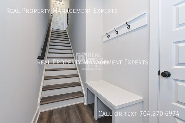 Building Photo - 2140 Terwilliger Terrace