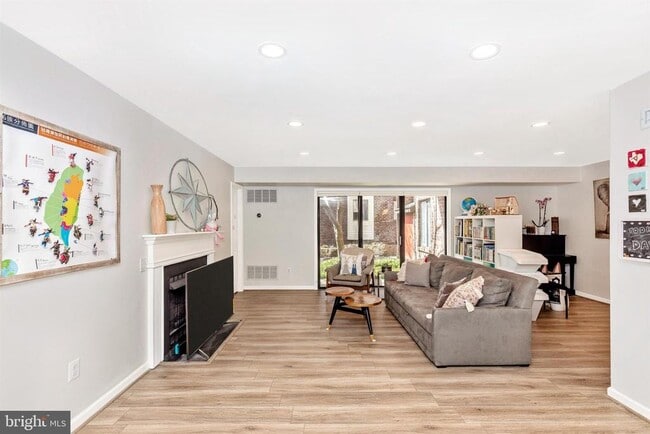 Building Photo - 703 Mountainview Dr