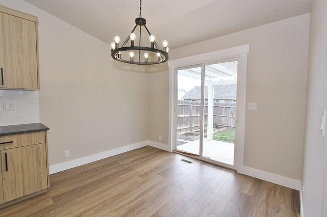 Building Photo - Immaculate Single-Level Home