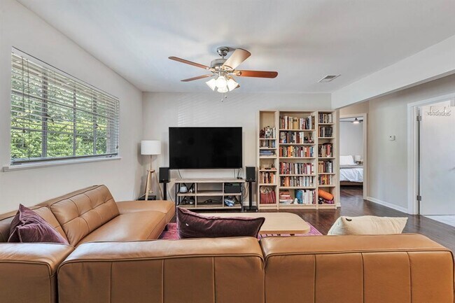 Building Photo - 1715 W St Johns Ave