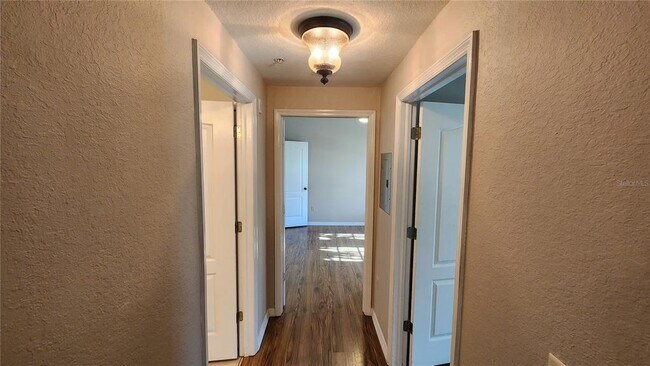 Building Photo - 4122 Central Sarasota Pkwy