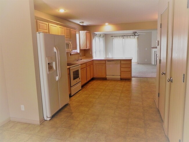 Kitchen - 9840 N Lewis Ave