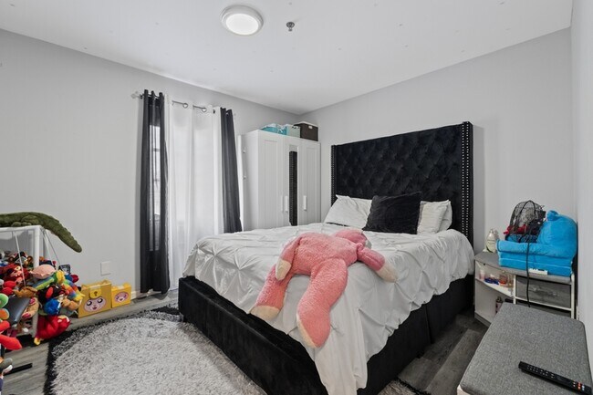 Building Photo - 587 70th St