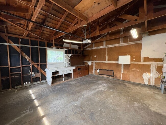 Building Photo - Corner lot home near Shopping Center Available Now!