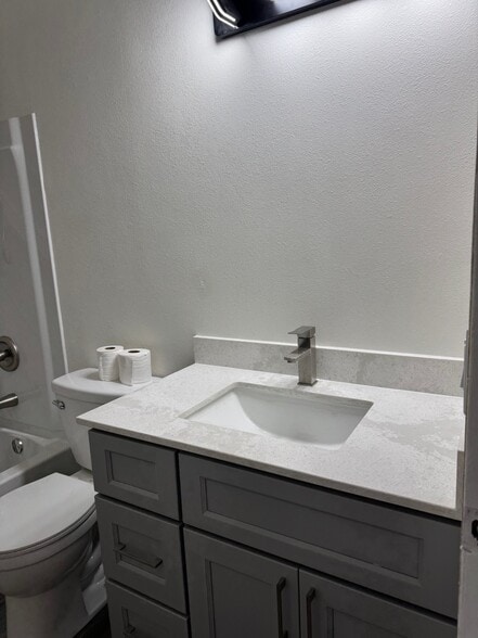 Building Photo - 111 Woodbury Cir