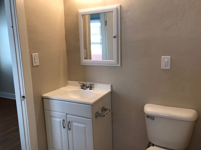 Building Photo - South Park Cottage-1BR 1BA-Freshley Painte...