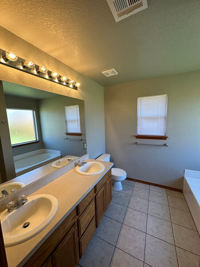 Building Photo - 2004 Cloverdale Ln