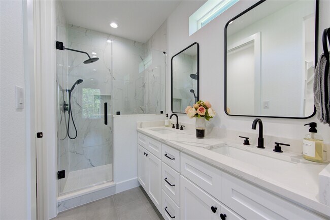 Building Photo - 2708 Noble St