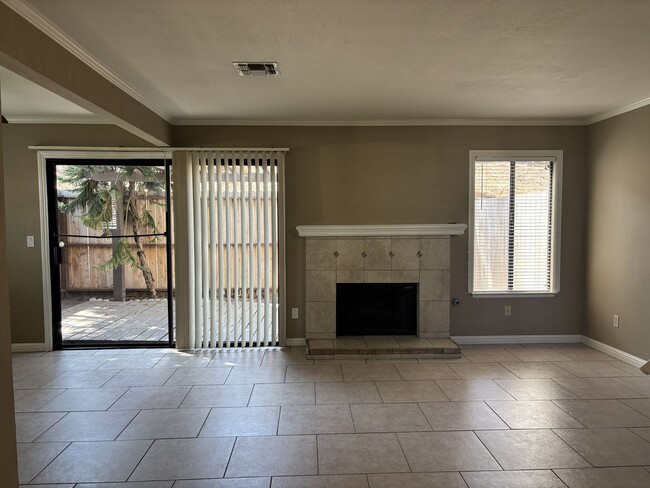 Building Photo - 425 N Center Ct