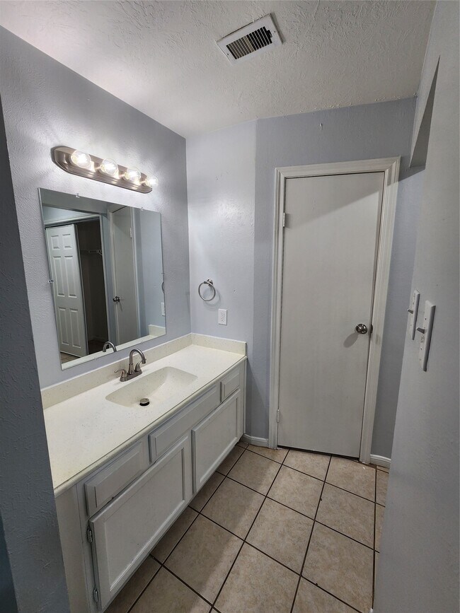 Building Photo - 5003 Maurita Dr