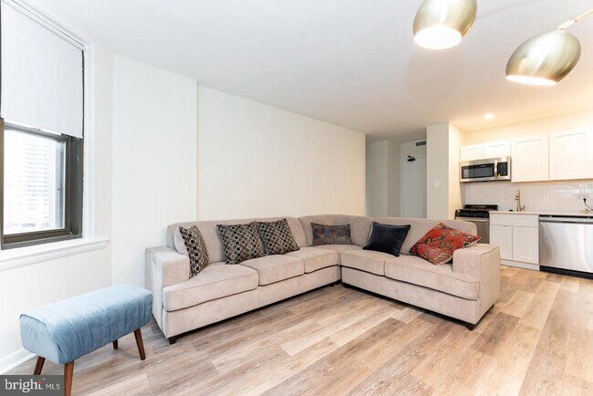 Building Photo - 135 S 19th St