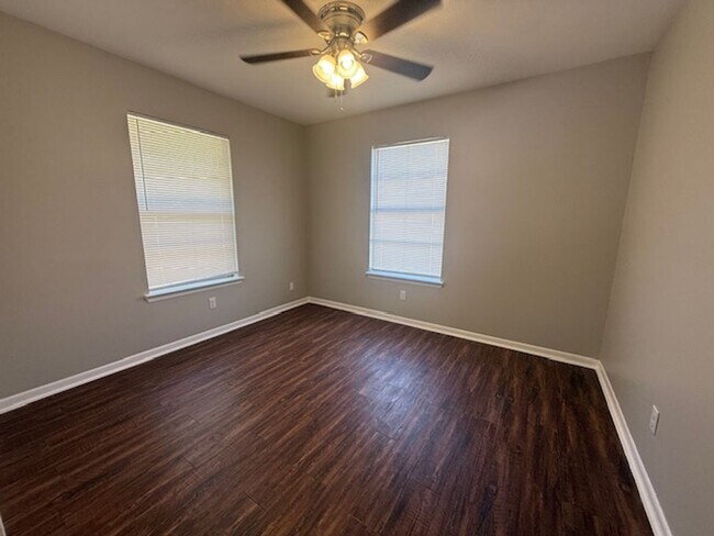 Building Photo - Centre-513