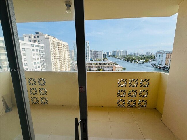 Building Photo - 1833 S Ocean Dr