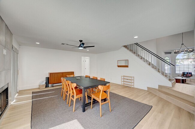 Building Photo - Furnished 4 bedroom home in the Lakes!