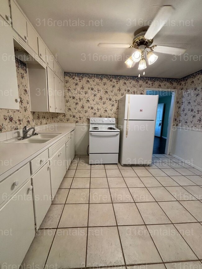 Building Photo - Two bed one bath duplex for rent NOW!