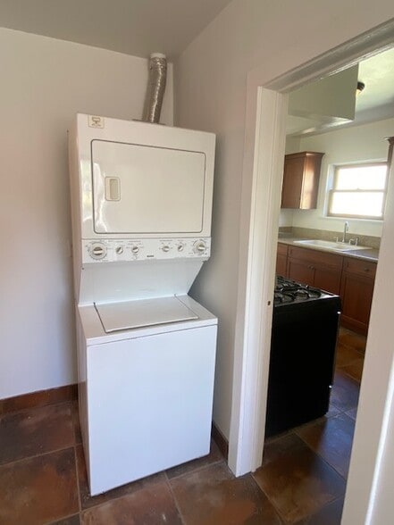 Washer/Dryer - 1042 S Hudson Ave