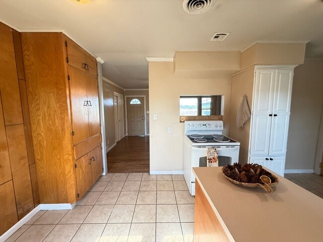 Building Photo - Stunning 3 bedroom, 1.5 Bath in Tulsa