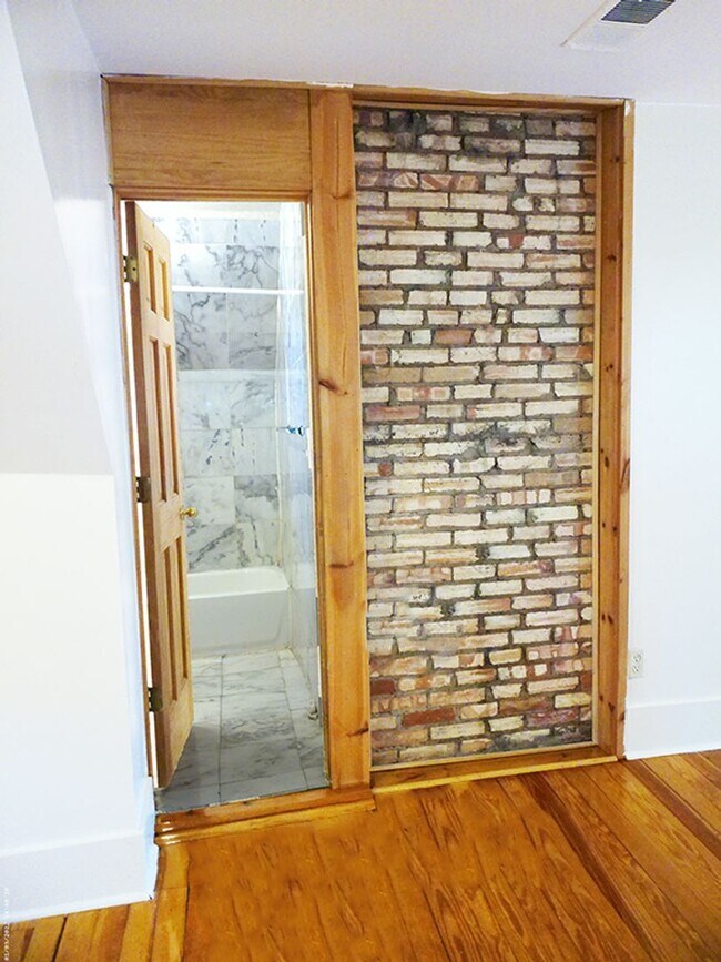 Building Photo - AVAILABLE 8/1/26 Unique Third Floor Apartment