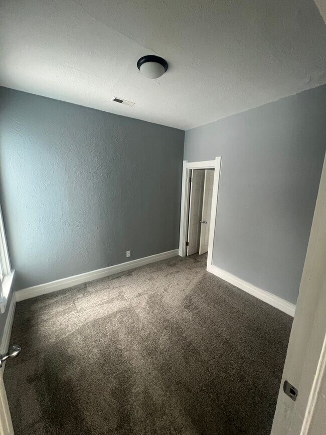 Building Photo - Cute 2 Bed/1bath home close to school